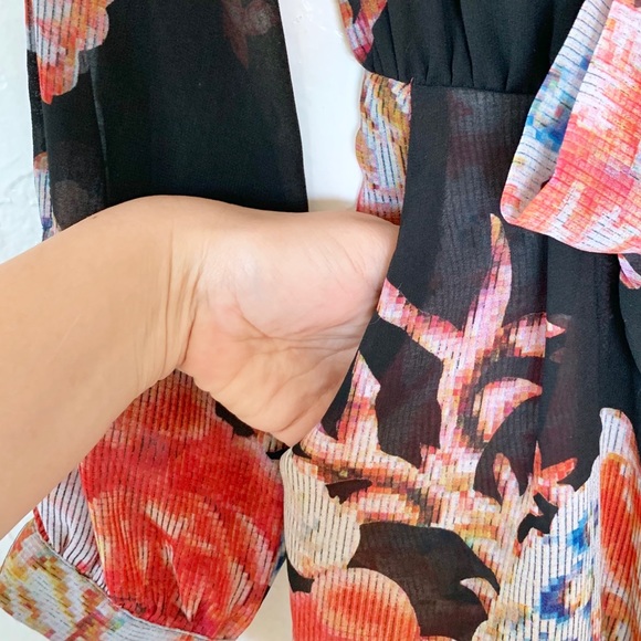 Low Cut Floral Romper with Mid Cut-Out & Pockets - Picture 4 of 8